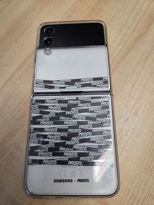 Galaxy Z Fiip4 Bespoke Edition
SM-F721B1SHEUE Czarny/bialy/bialy
Gala