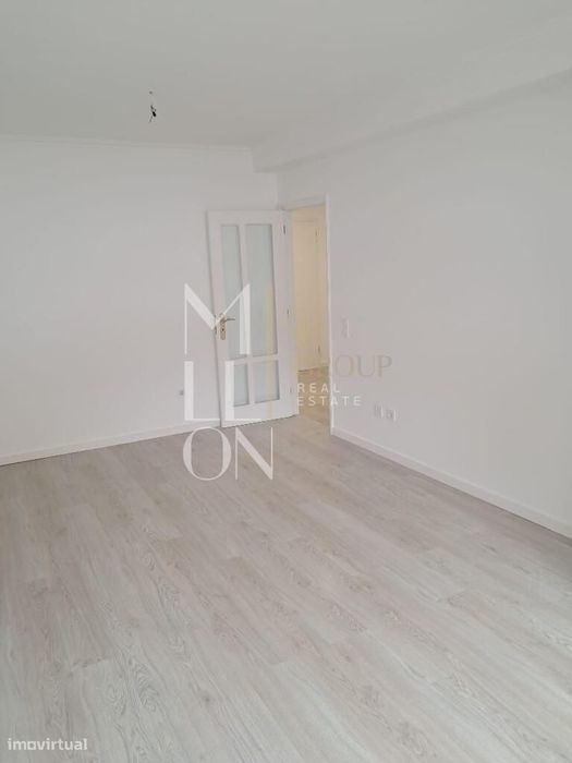Apartamento T1+1 Renovado com Varanda e Garagem em Oliveira do Douro