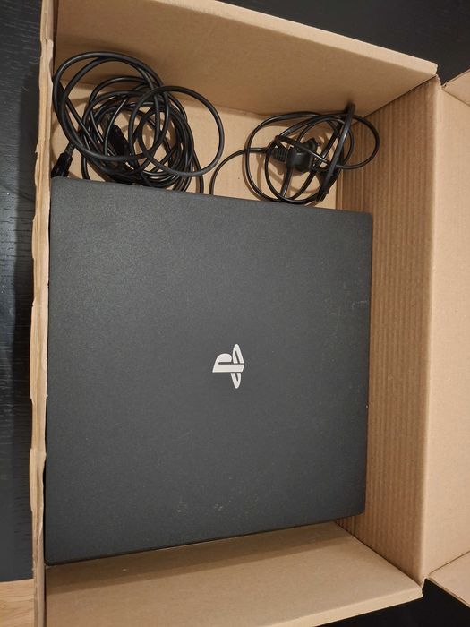 PS4 Pro 1TB - usada em excelente estado