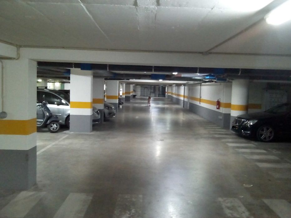 Loja em Algés com Garagem