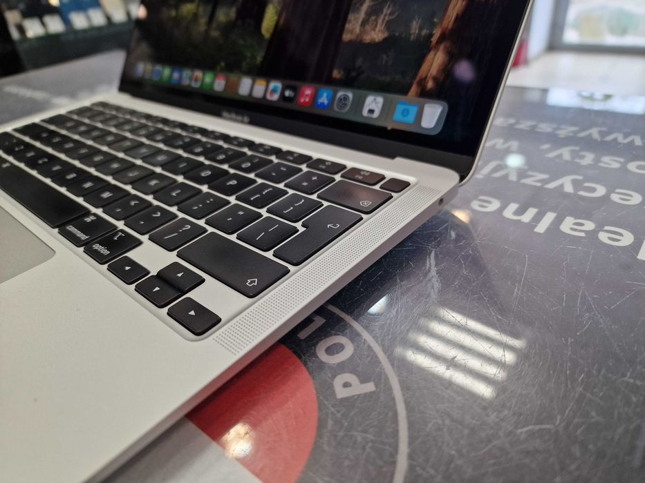 Macbook Air 13 2020/ M1/ 8GB/ 256GB/ Silver/ 123 cykle/ Grade A-/ Gwarancja 6 MSC