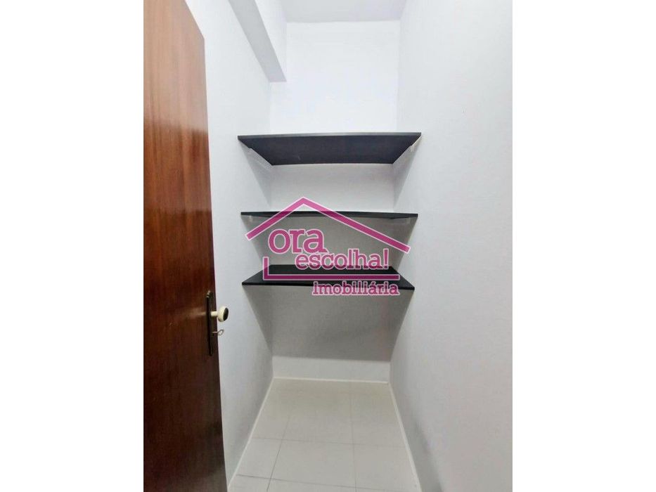 Apartamento T2 com 92 m2 e VARANDA no Centro das Paivas!