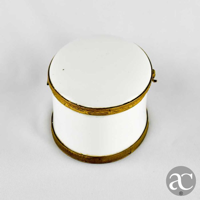 Caixa oval em porcelana europeia e metal dourado, séc. XIX