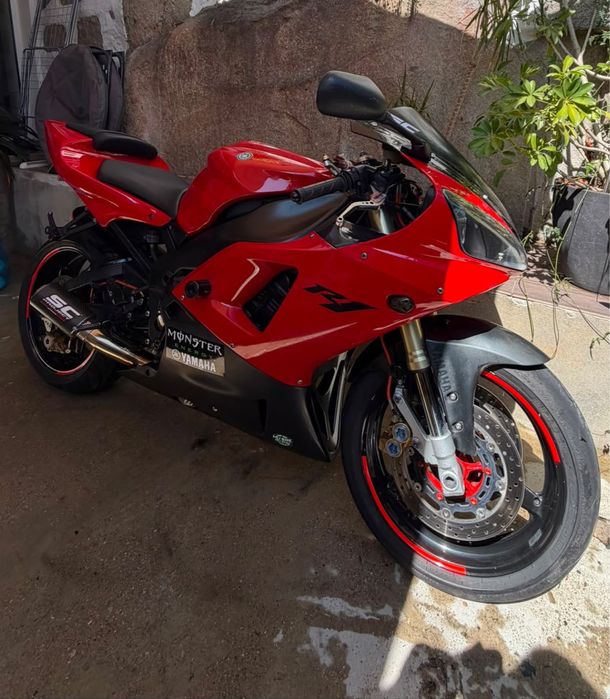 Yamaha  R1  2002