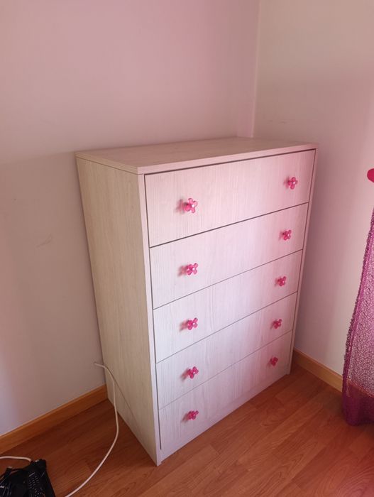 Móvel de gavetas quarto