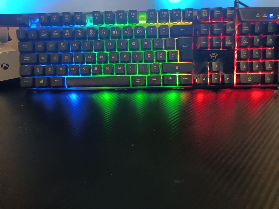 Teclado gamer quase novo