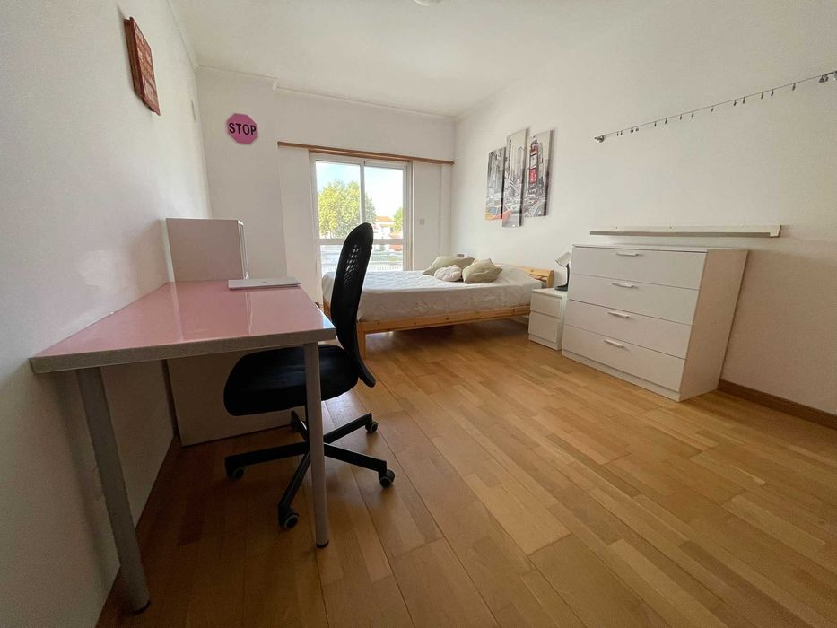 Quarto espaçoso para arrendar em Carcavelos