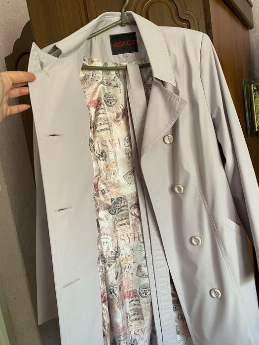 Світле весняне пальто