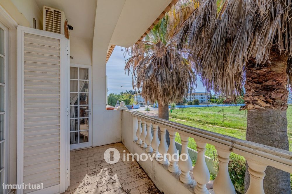 Moradia T4, com áreas amplas e jardim, em Faro