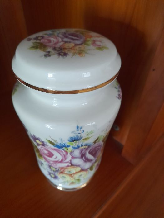 Pratinhos e peças de porcelana
