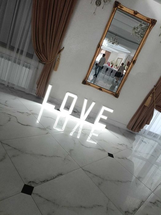 Napis LOVE z podświetleniem LED wesele