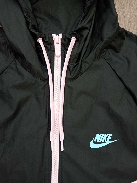 Жіноча вітровка Windrunner Nike