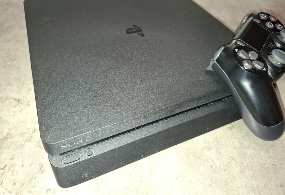 Vendo playsation 4 slim em bom estado