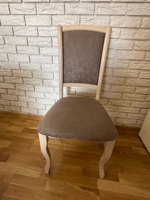 Стіл та стільці для кухні