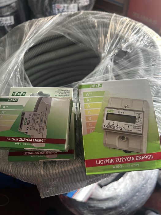 Автомати та кабеля різного розміру,шина для зєднання автоматів)