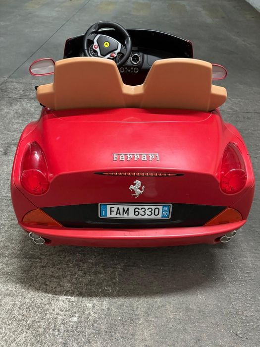 Carro elétrico dois lugares Ferrari para criança