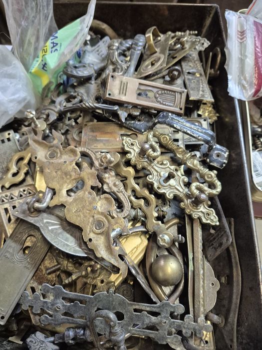 Forniry na wstawki, listwy, nogi, pilastry, zamki itp.