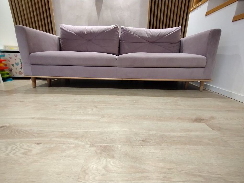 Sofa welurowa na drewnianych nóżkach