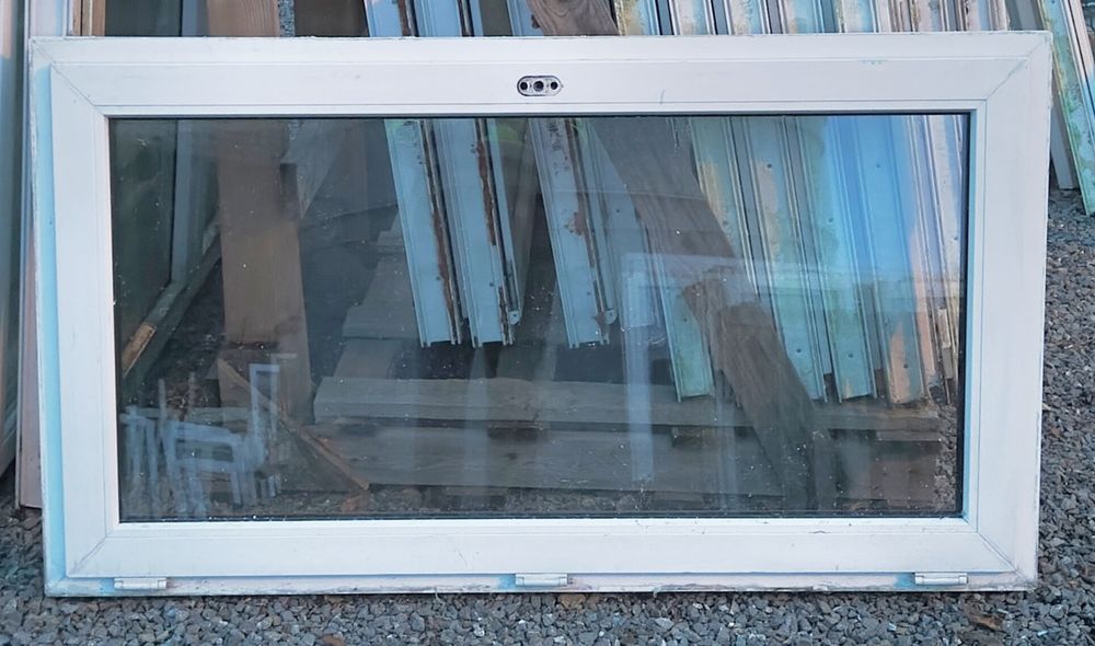 Okno okna PCV białe, białe/mahoń 142x58,146x82,147x84,15