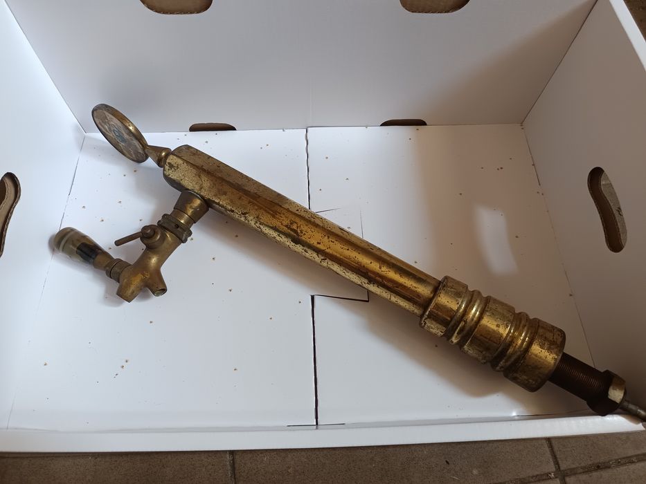 Kolumna , mosieżna nalewak do napojów