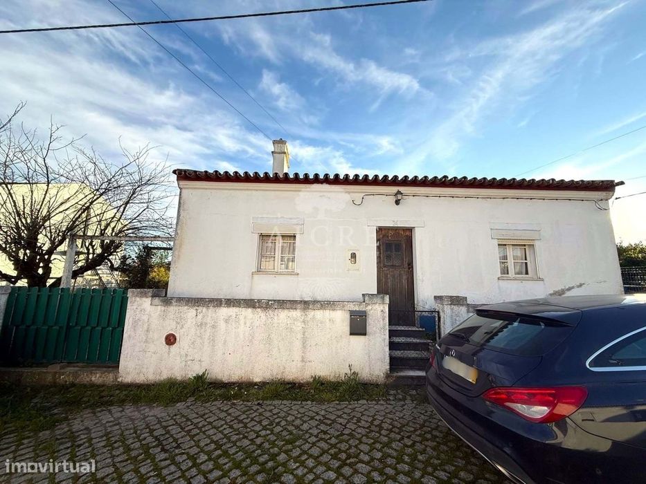 Moradia T2 Térrea com Quintal na Graça do Divor