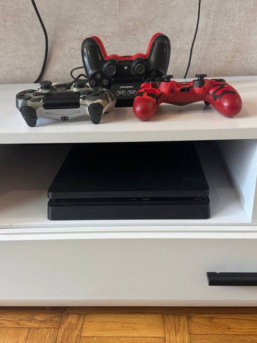PlayStation 4 Slim 1tb 4 джойстика, док станція, ігри