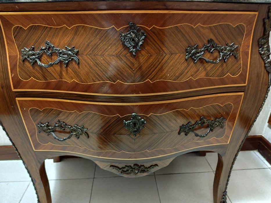 Conjunto Clássico Completo – Cómoda + Espelho + Mesa de Apoio