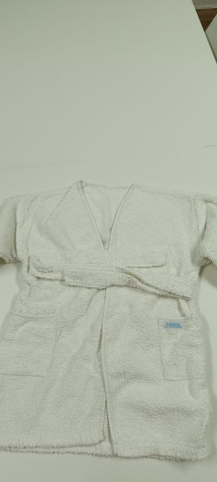 Roupão para criança aprox. 2 anos. Com marcas de uso. Branco e azul.