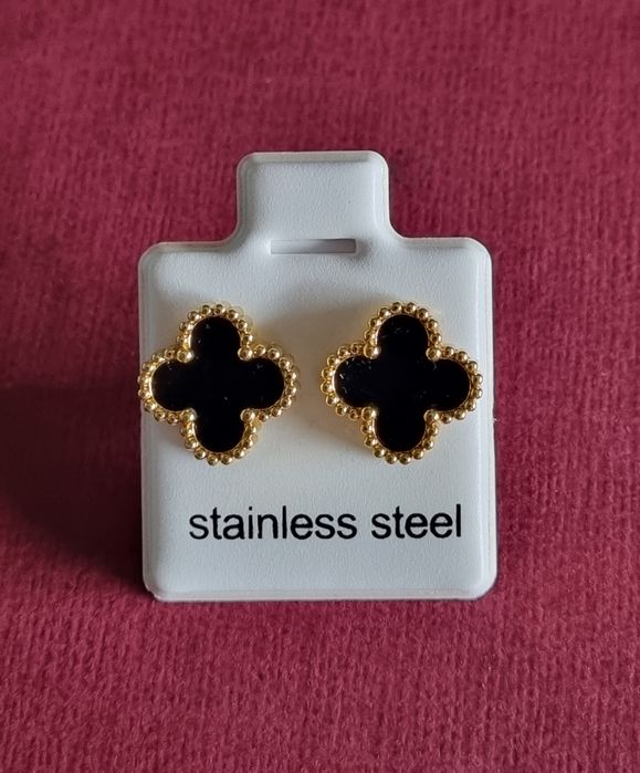 Brincos dourados, em aço, trevos brancos ou pretos. De pico.