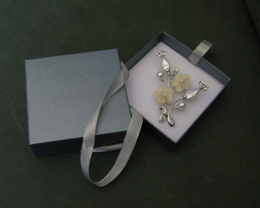 Alfinete / Broche / Pregadeira Flor de Perolas NOVO