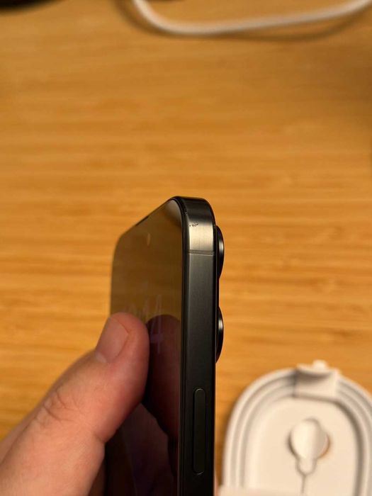 iPhone 16 Pro Max titânio preto, 256GB, bateria a 94%, com AppleCare+