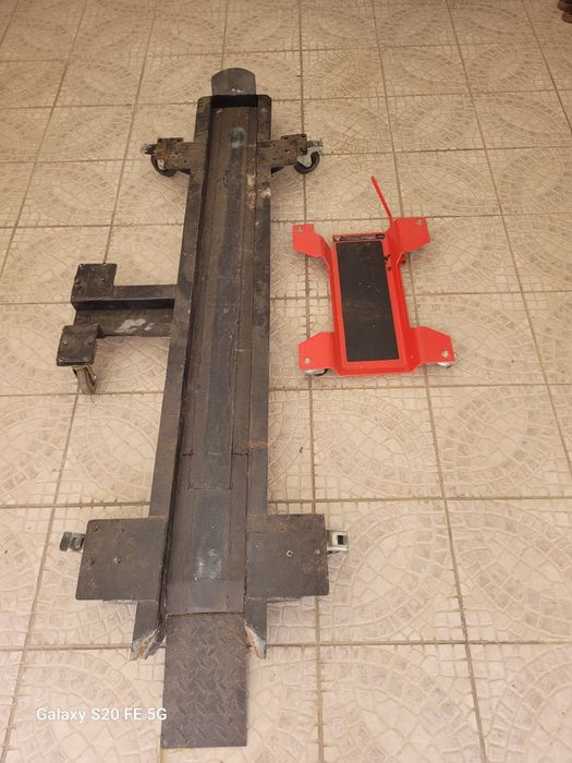 2 patins para transporte de moto na garagem.
