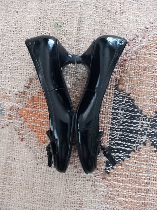 Sabrinas estilo mocassins em couro preto envernizado T37 Lola Cruz