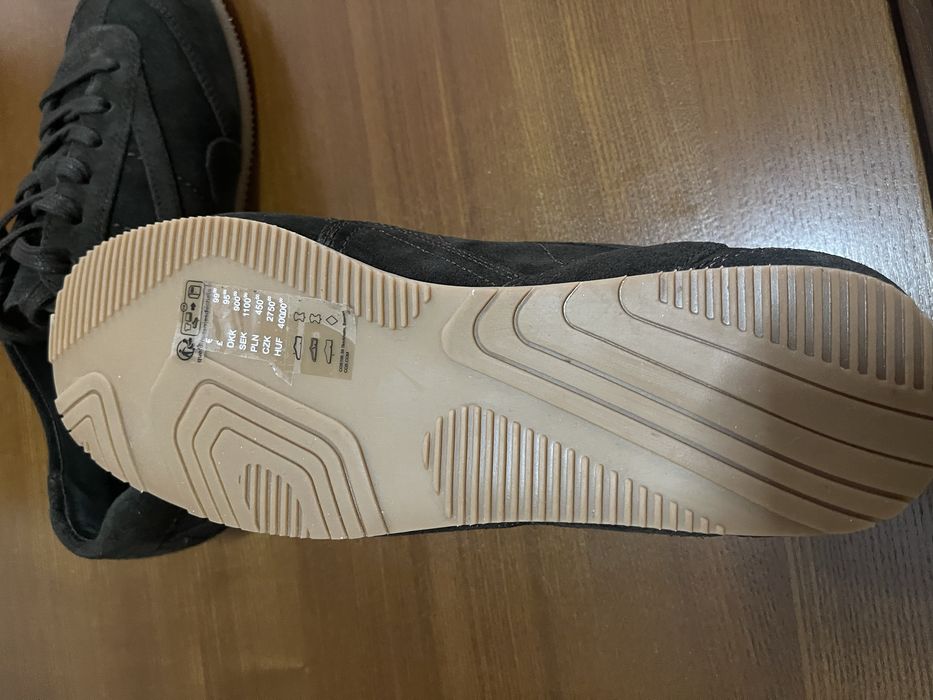 Нові кросівки COS