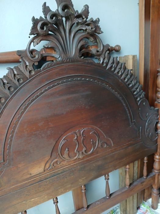 Cama de casal e mesa cabeceira