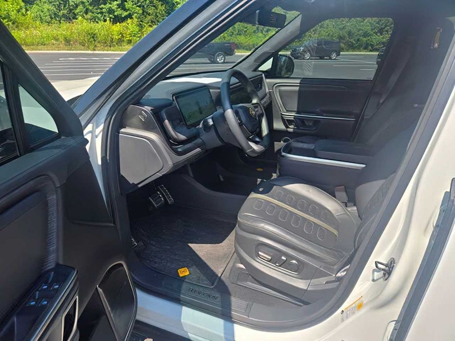 Rivian R1S      2024