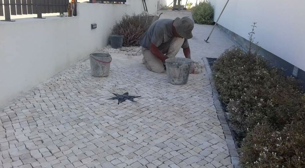 Calceteiro/ Pavimentos/ Remodelações/Calçada portuguesa /Pavê/ Jardim