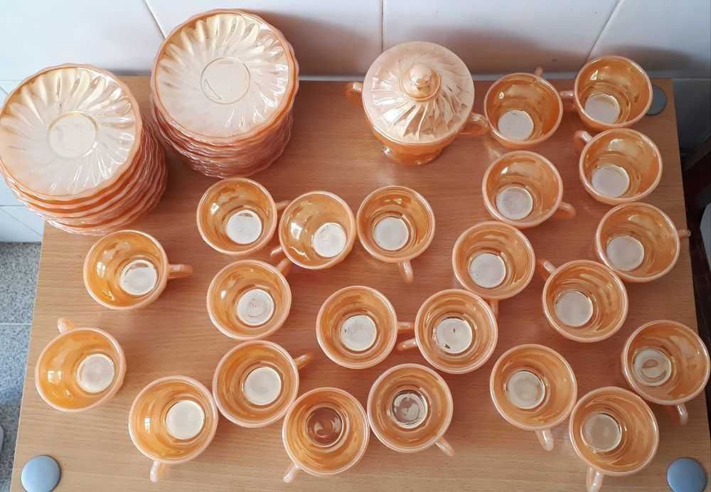 Chávenas c/pires e açucareiro- 22 cháv,24 pires,1 açucareiro-tudo 15€