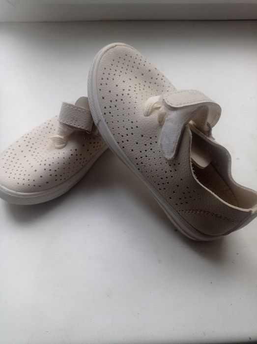 Продаю сапожки, кроссовки, босоножки, тапочки, макасины, р.26