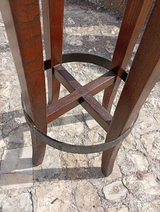 Bancos altos em madeira