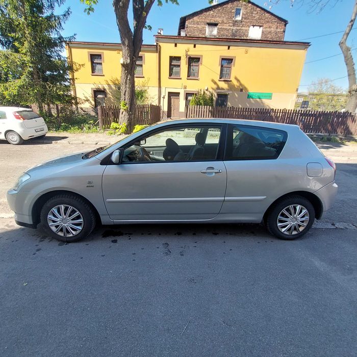 Toyota Corolla 3-drzwiowa 2003 rok, benzyna, 2 komplety kół