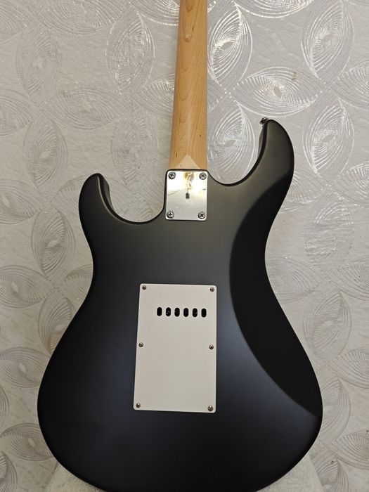 Yamaha EG112C — електрогітара для навчання та виступів
