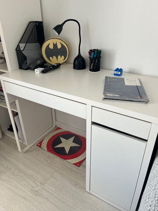 Cama individual com cabeceira estofada + Secretária branca – Quarto de criança