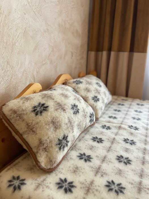 Dwie poduszki (60x40cm) z wełny owczej Merino 100%