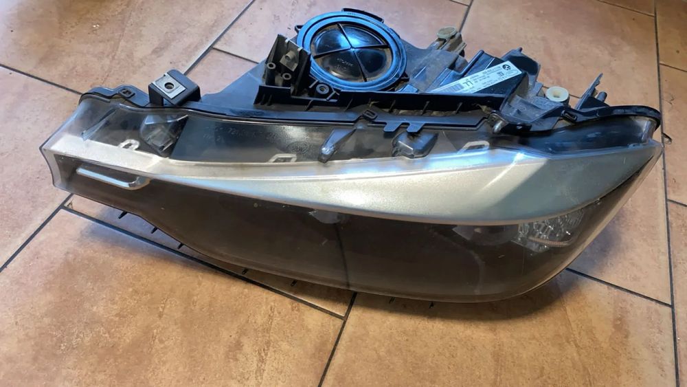 BMW F30 F31 REFLEKTOR LAMPA PRZEDNIA LEWA PRZÓD EUROPA 7259523 USZKODZONE UCHWYTY