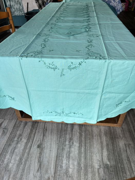 Toalha de mesa oval com bordado manual 330x155 e 12 guardanapos