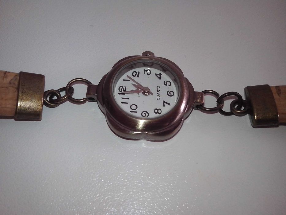 Relógio com pulseira de cortiça.