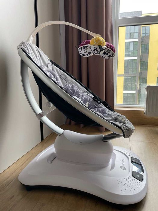 Заколисуючі центри 4moms Mamaroo 4.0