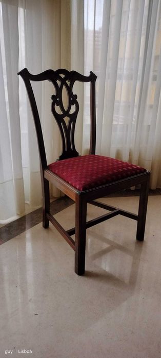 Mesa de jantar em mármore/pedra com cadeiras clássicas