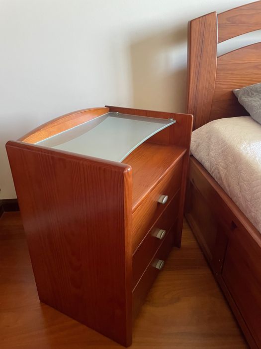Quarto Solteiro (Cama/Mesa de Cabeceira/Escrivaninha/Camiseiro)